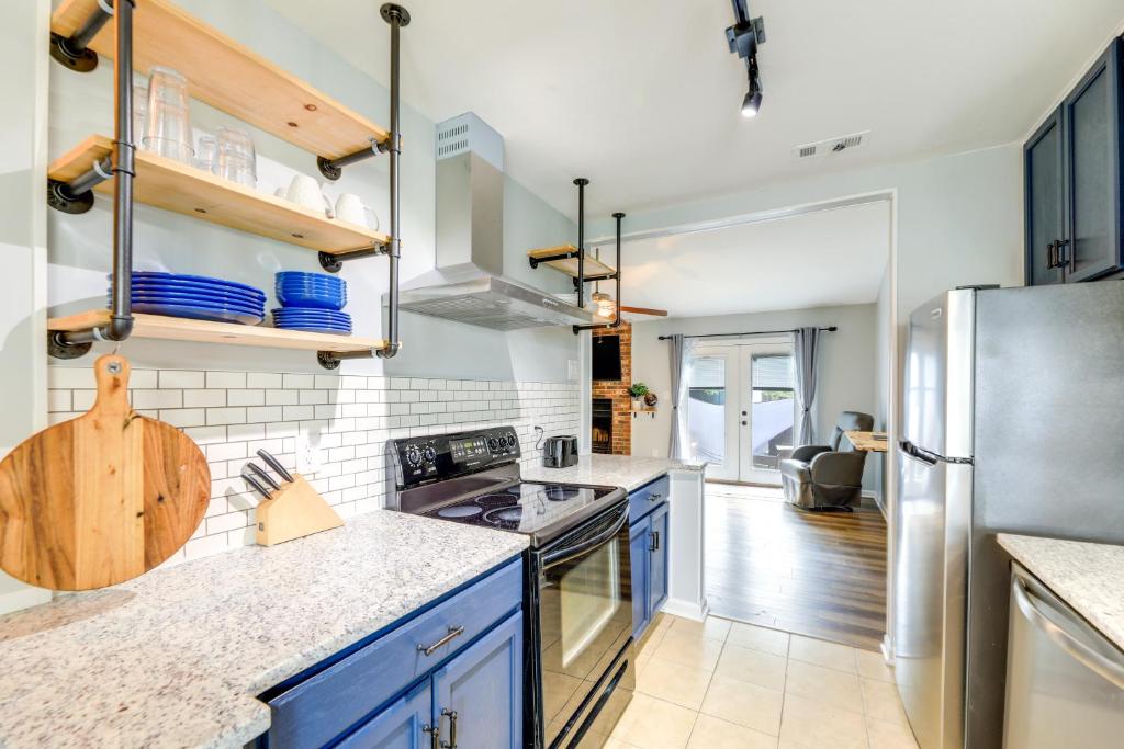 Kuchyň nebo kuchyňský kout v ubytování Charming Jacksonville Abode with Patio!