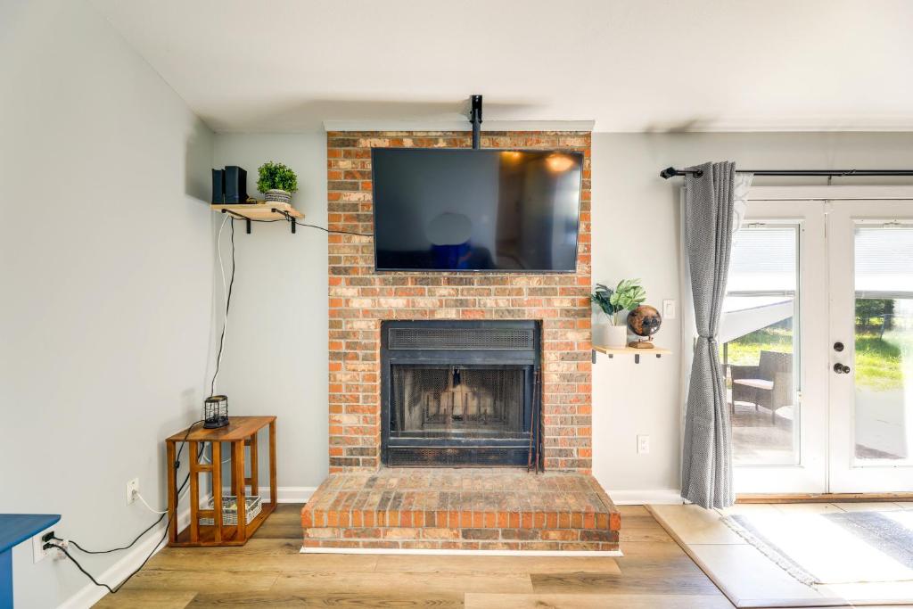 TV a/nebo společenská místnost v ubytování Charming Jacksonville Abode with Patio!