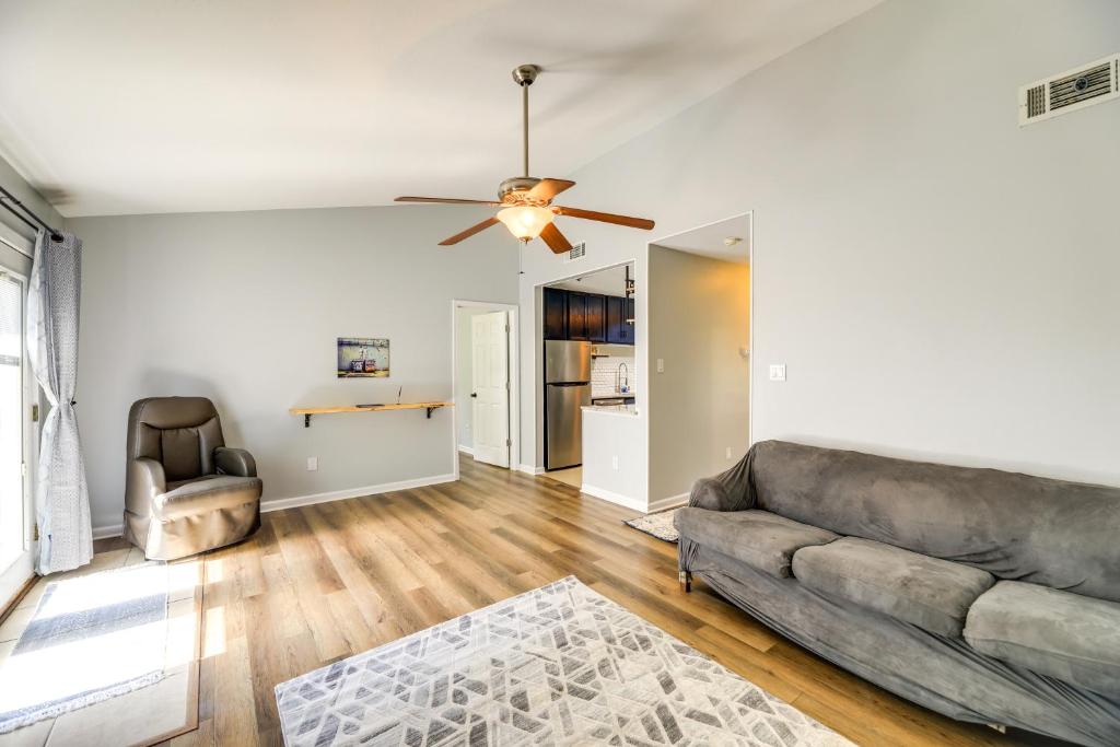 Posezení v ubytování Charming Jacksonville Abode with Patio!