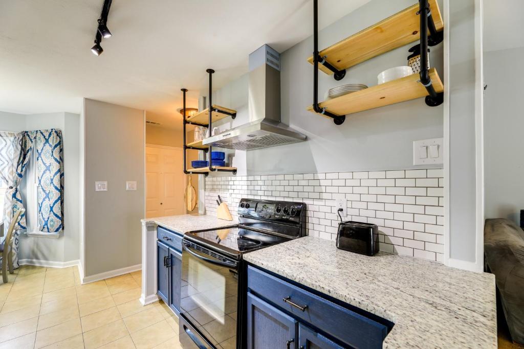 Kuchyň nebo kuchyňský kout v ubytování Charming Jacksonville Abode with Patio!