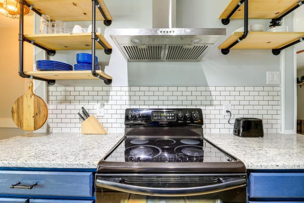 Kuchyň nebo kuchyňský kout v ubytování Charming Jacksonville Abode with Patio!