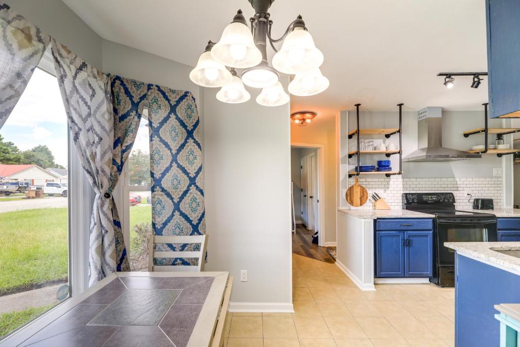 Kuchyň nebo kuchyňský kout v ubytování Charming Jacksonville Abode with Patio!