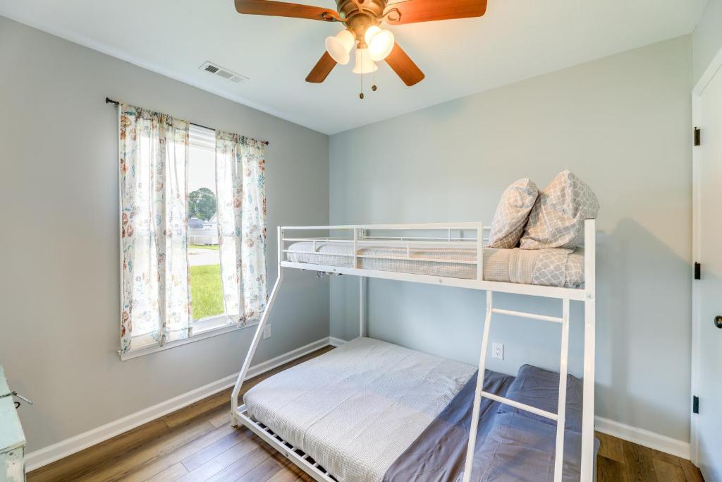 Postel nebo postele na pokoji v ubytování Charming Jacksonville Abode with Patio!