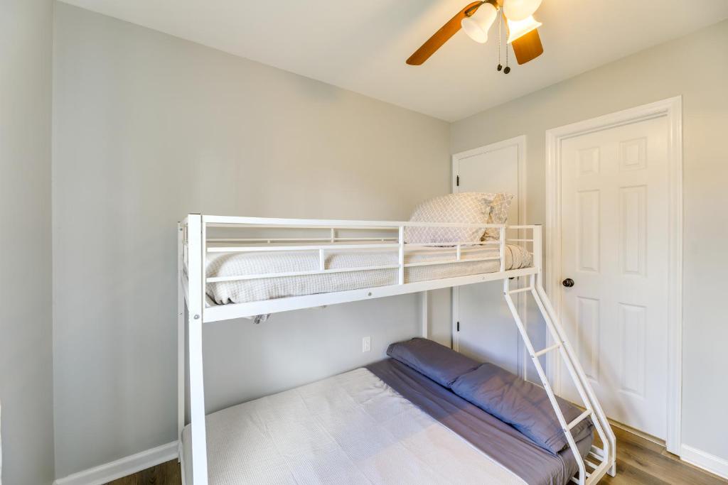 Postel nebo postele na pokoji v ubytování Charming Jacksonville Abode with Patio!