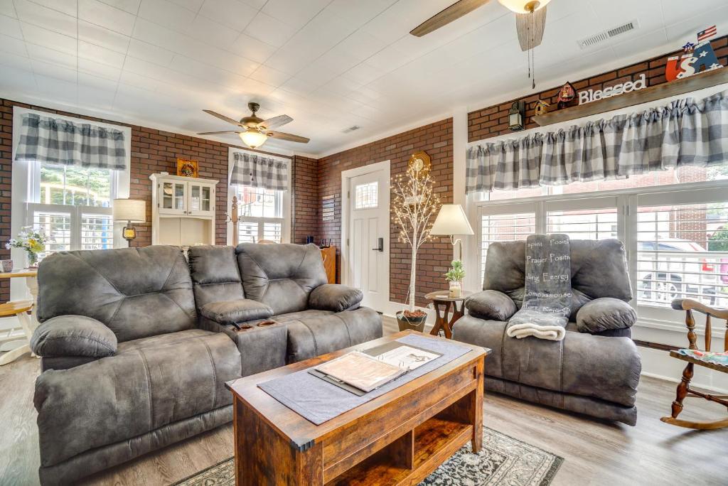 un salon avec deux canapés et une table basse dans l'établissement Quaint Mt Vernon Cottage Near Historic Dtwn!, à Mount Vernon