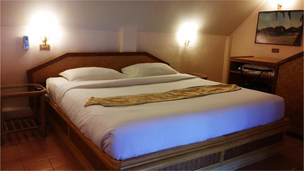 Postel nebo postele na pokoji v ubytování Karon Cafe Inn