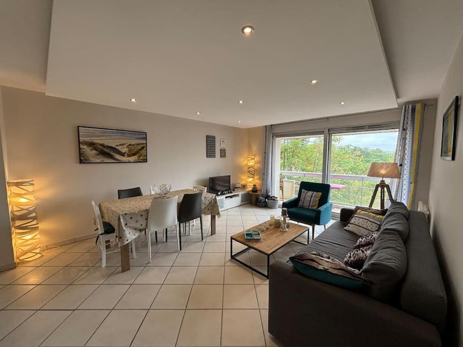 un salon avec un canapé et une table dans l'établissement Carré d'or Res Edelweiss 4 Pers avec parking, à Le Touquet-Paris-Plage