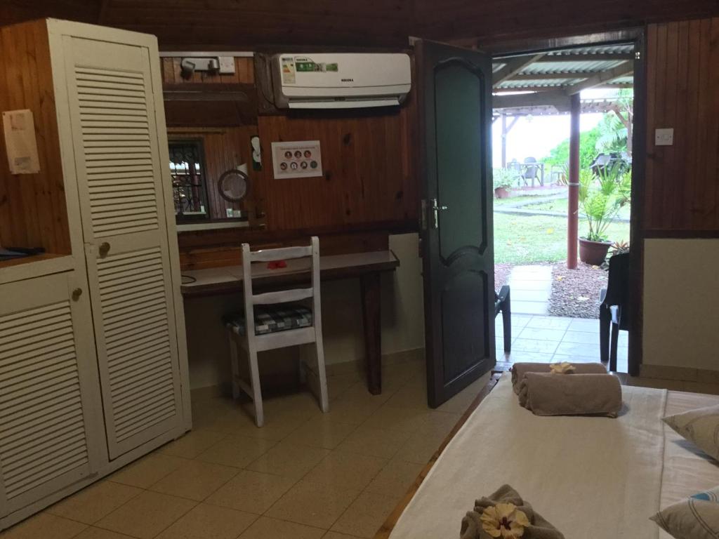 Cucina o angolo cottura di Amitie Chalets Praslin
