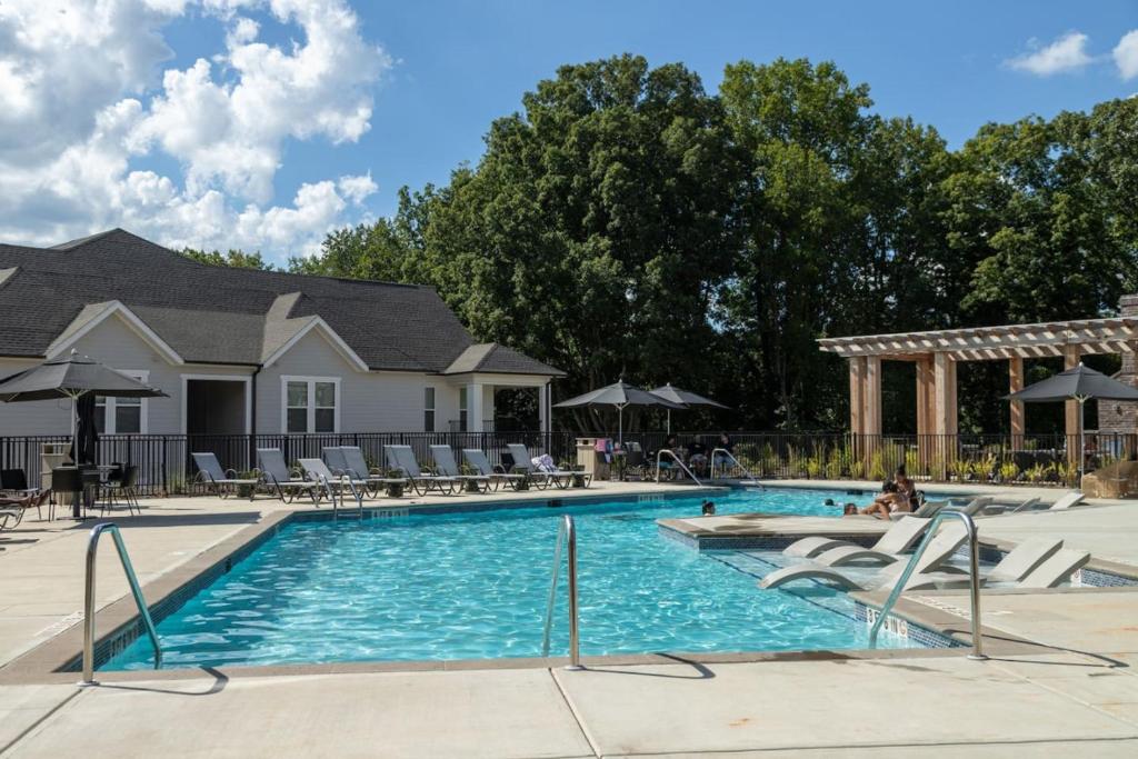 Swimmingpoolen hos eller tæt på Brand New 3BR 2 BH The Meadow