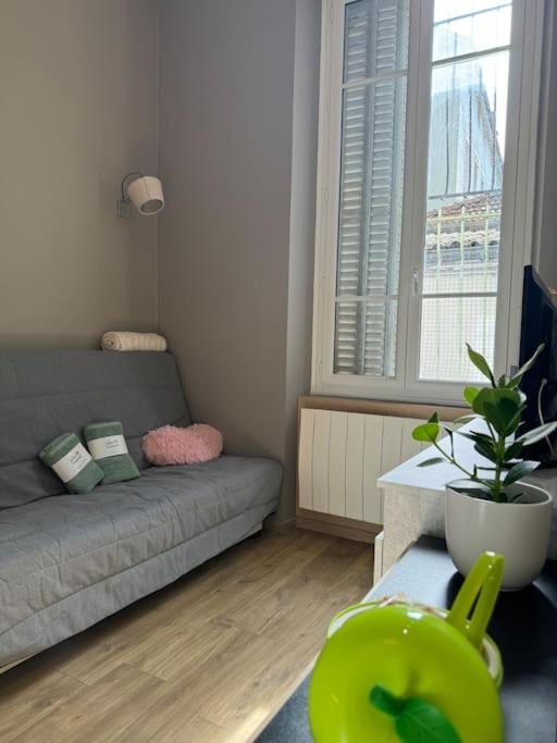 - un salon avec un canapé et un fauteuil vert dans l'établissement Studio neuf proche gare de Grenoble, à Grenoble