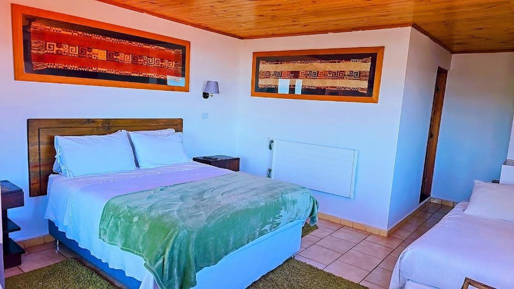 Una cama o camas en una habitación de Hosteria Iloca
