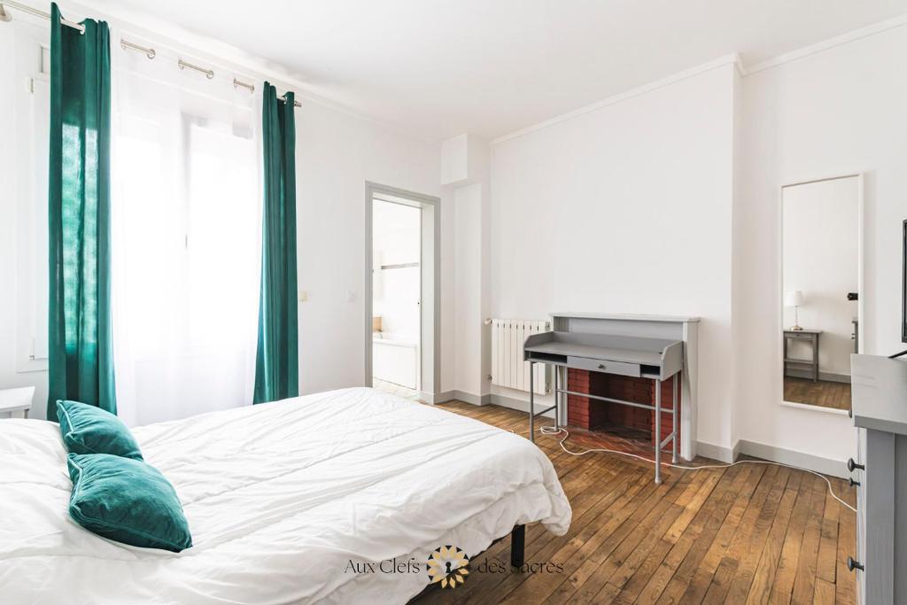 - une chambre blanche avec un lit et un piano dans l'établissement Maison de ville avec cour Place Luton, à Reims