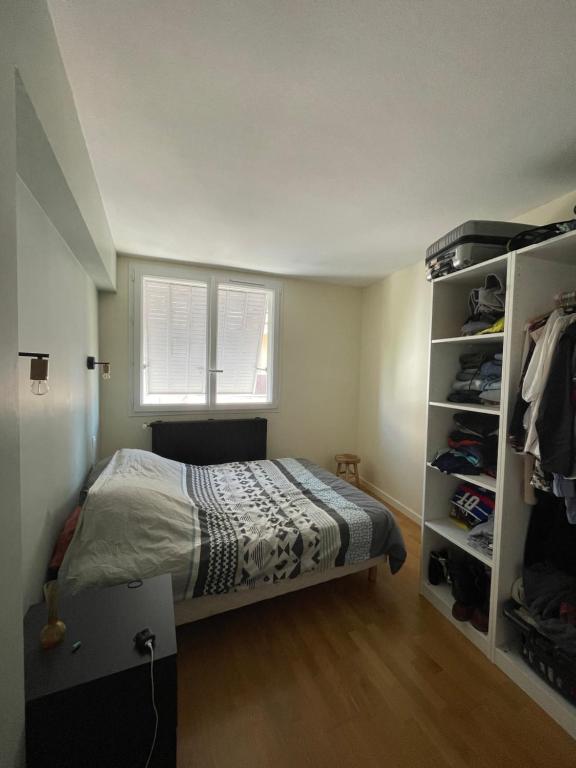 - une petite chambre avec un lit et un placard dans l'établissement Bel Appartement T3 tout équipé, à Millau