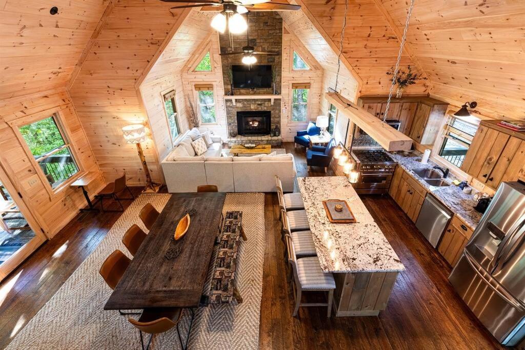 Kuchyň nebo kuchyňský kout v ubytování Luxe Family Cabin 8 min to Downtown Blue Ridge
