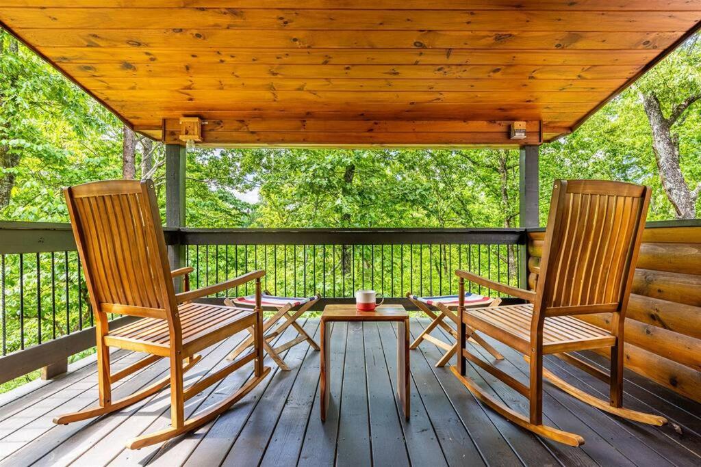 Balkón nebo terasa v ubytování Luxe Family Cabin 8 min to Downtown Blue Ridge