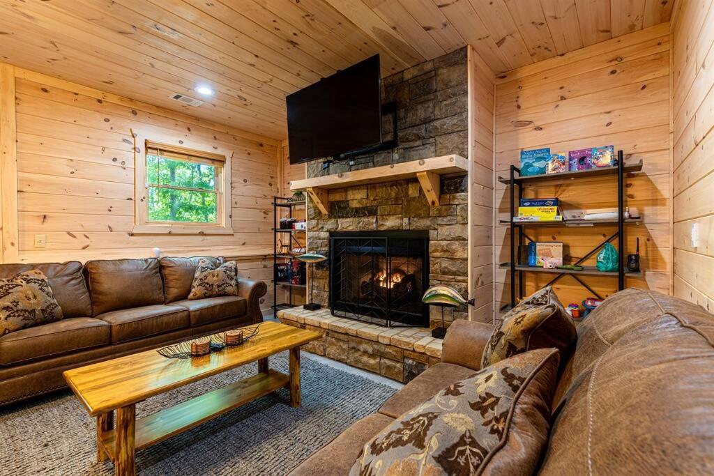 Posezení v ubytování Luxe Family Cabin 8 min to Downtown Blue Ridge