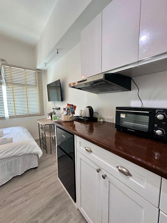 Studio One Condominium, Alabang - Bluu - Fiber Wi-Fi, Netflix-ready Images