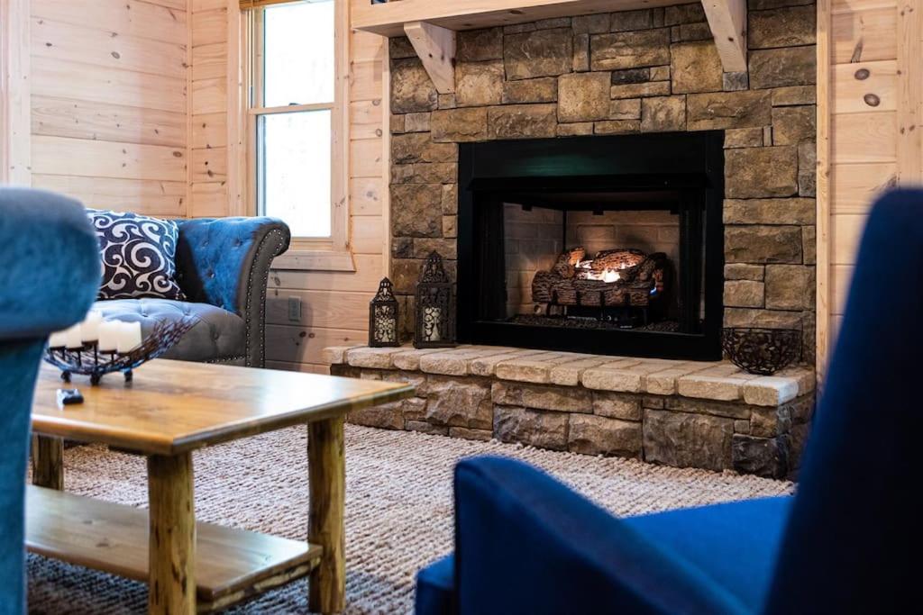 Posezení v ubytování Luxe Family Cabin 8 min to Downtown Blue Ridge