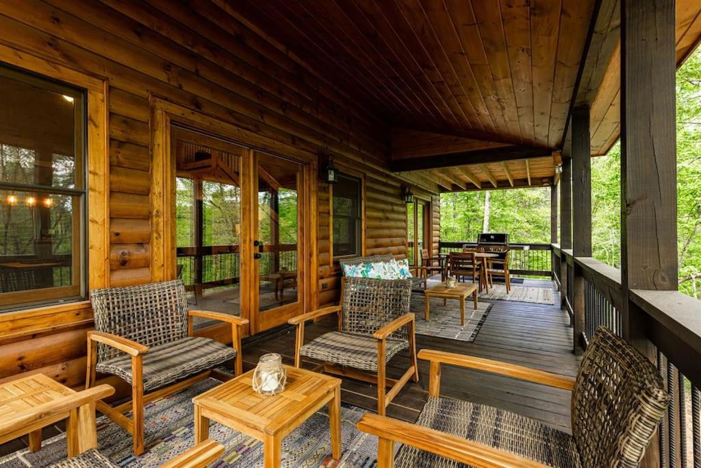 Balkón nebo terasa v ubytování Luxe Family Cabin 8 min to Downtown Blue Ridge