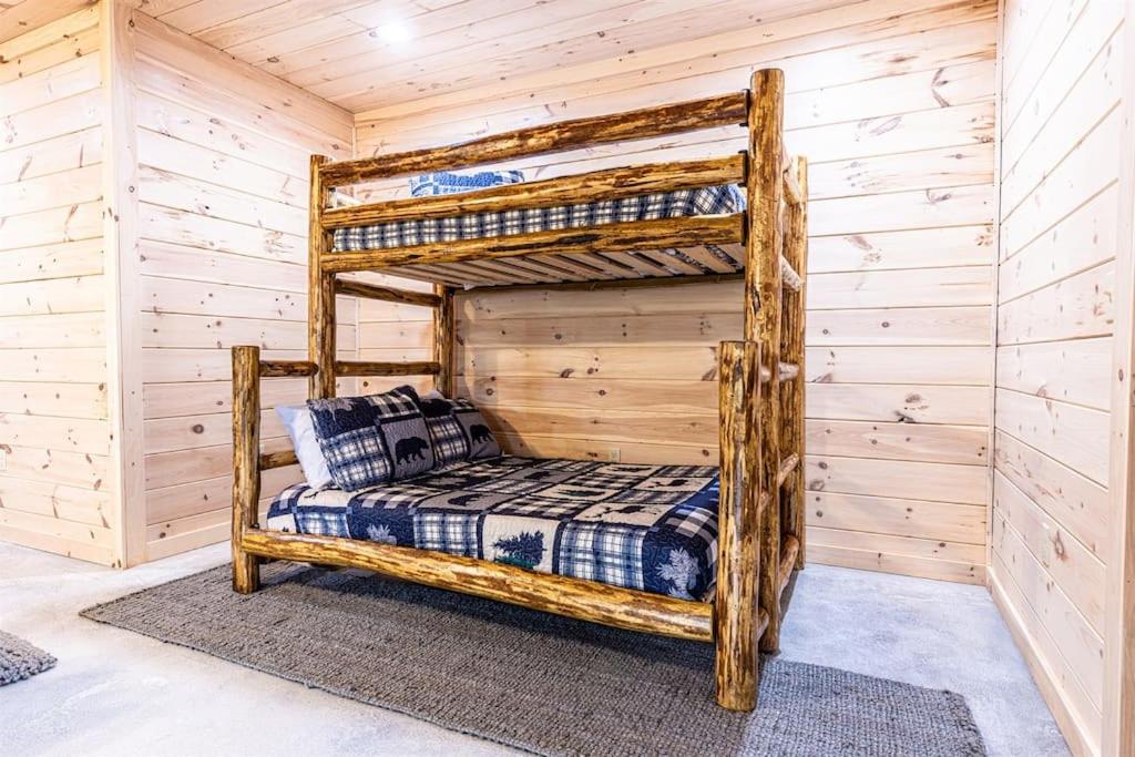 Postel nebo postele na pokoji v ubytování Luxe Family Cabin 8 min to Downtown Blue Ridge