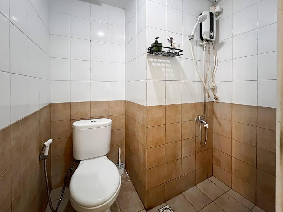 2BR Apt Green Pramuka with Pool & Wi-Fi by 2ndHome的一间浴室