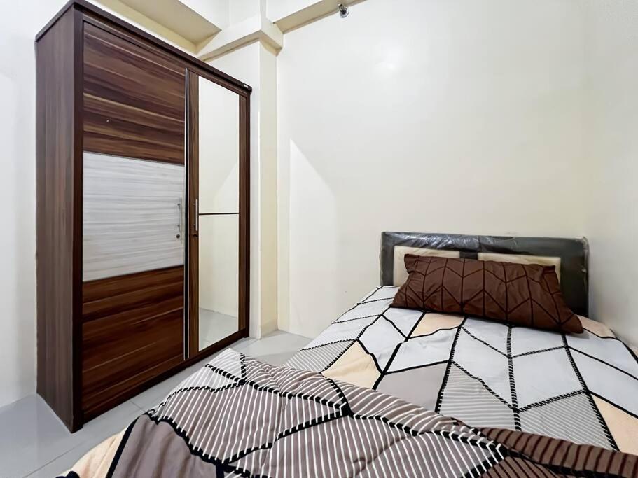 2BR Apt Green Pramuka with Pool & Wi-Fi by 2ndHome客房内的一张或多张床位