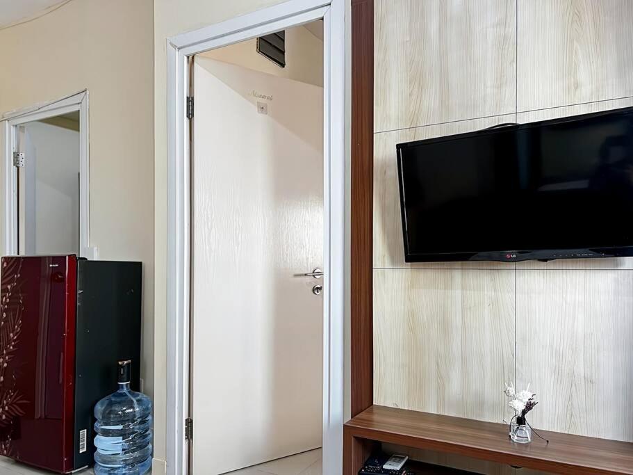 2BR Apt Green Pramuka with Pool & Wi-Fi by 2ndHome的电视和/或娱乐中心