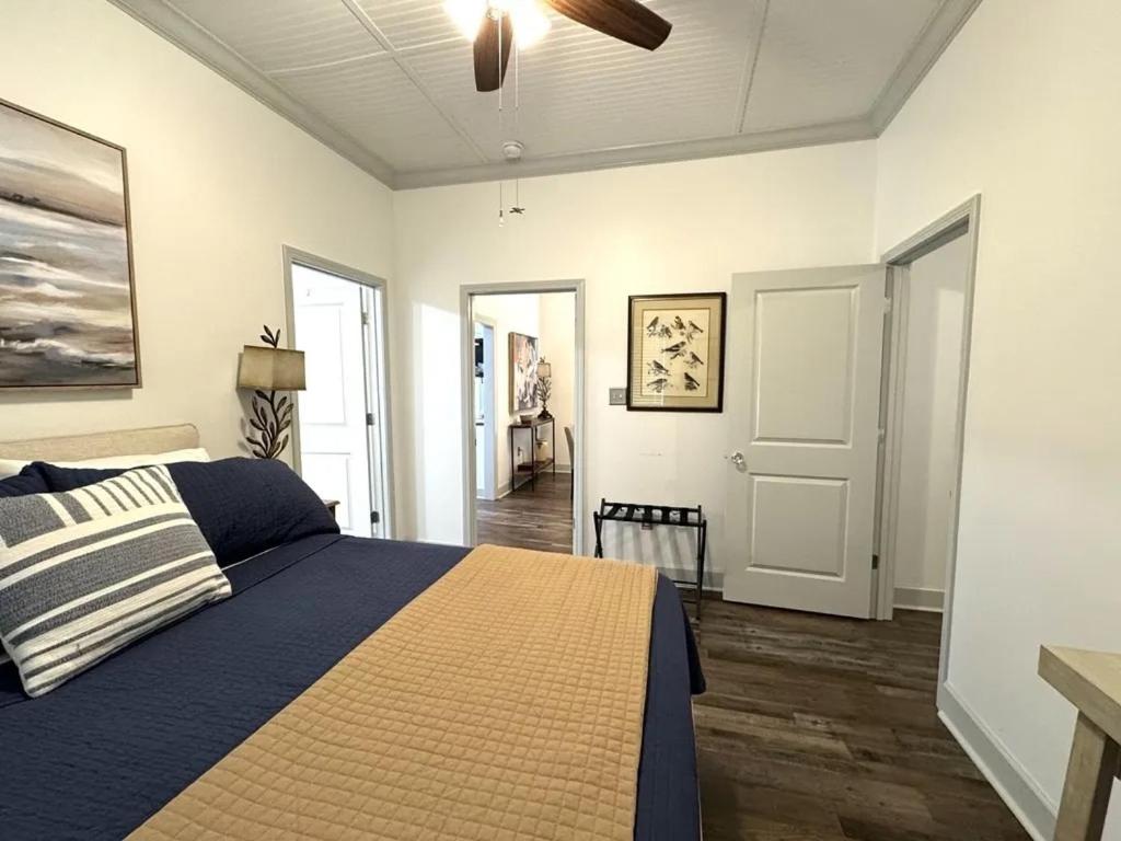 Voodi või voodid majutusasutuse Creole Cottage - 2 Bed, 1 Bath, Pet Friendly with Fee, Walk to Downtown, Grill, Washer & Dryer toas