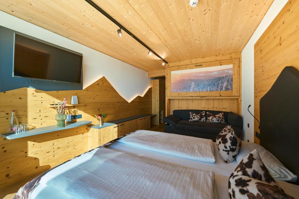 TV a/nebo společenská místnost v ubytování Bergwelt Kandel Hotel & Eventlocation