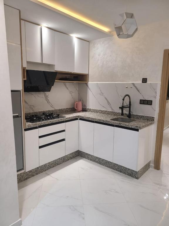 Kuchyň nebo kuchyňský kout v ubytování Appartment bades alhoceima