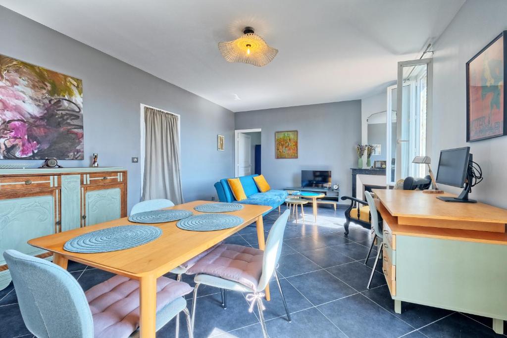 a living room with a table and a dining room at T2 Art Déco proche Disney-Paris-Parking in Esbly