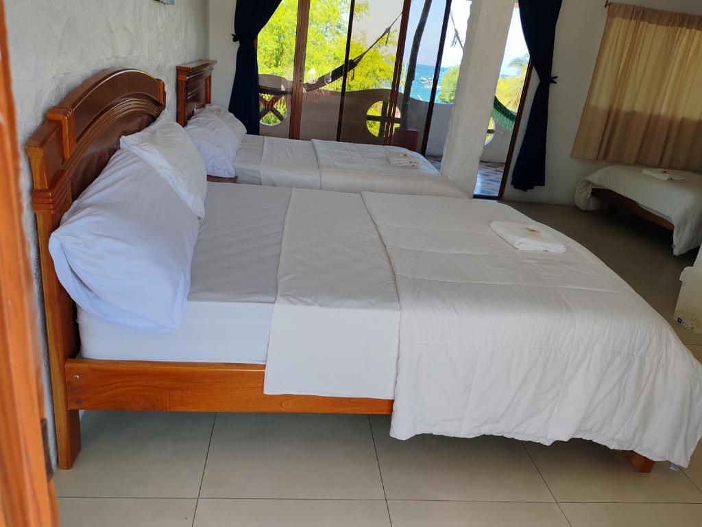 Postel nebo postele na pokoji v ubytování Royal Galápagos Inn