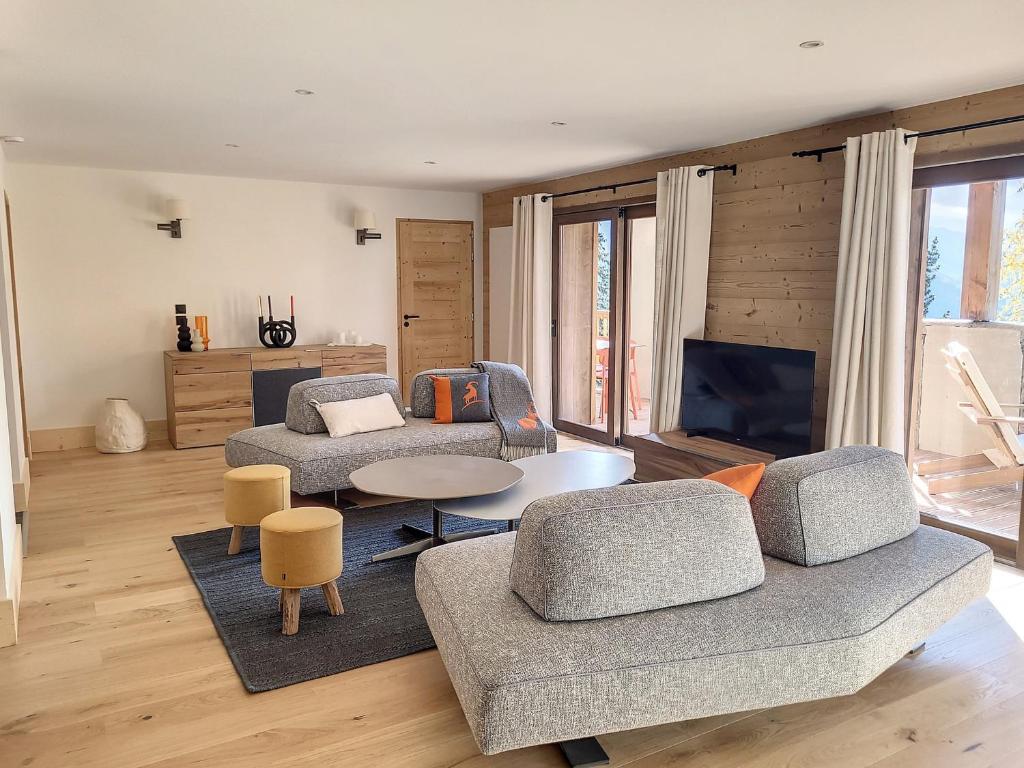 un salon avec deux canapés et une télévision dans l'établissement Appartement lumineux avec Spa, WIFI gratuit et équipement de sport à La Rosière - FR-1-275-179, à La Rosière
