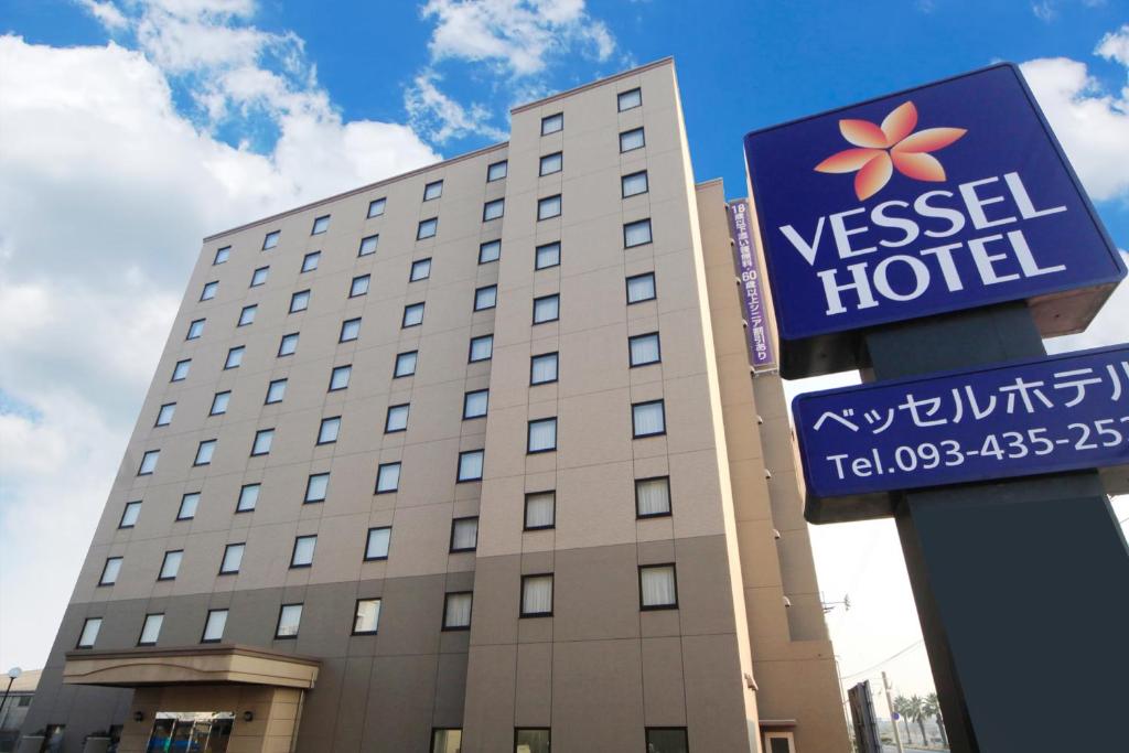 ein Hotelschild vor einem Gebäude in der Unterkunft Vessel Hotel Kanda Kitakyushu Airport in Kanda
