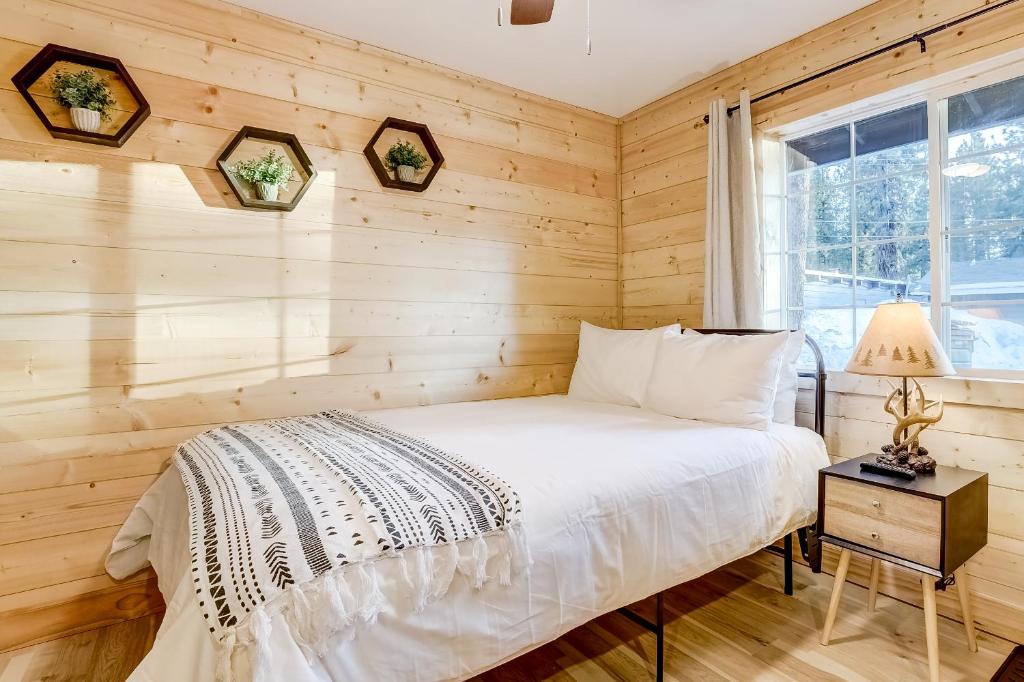 Postel nebo postele na pokoji v ubytování Tahoe Mountain Inn