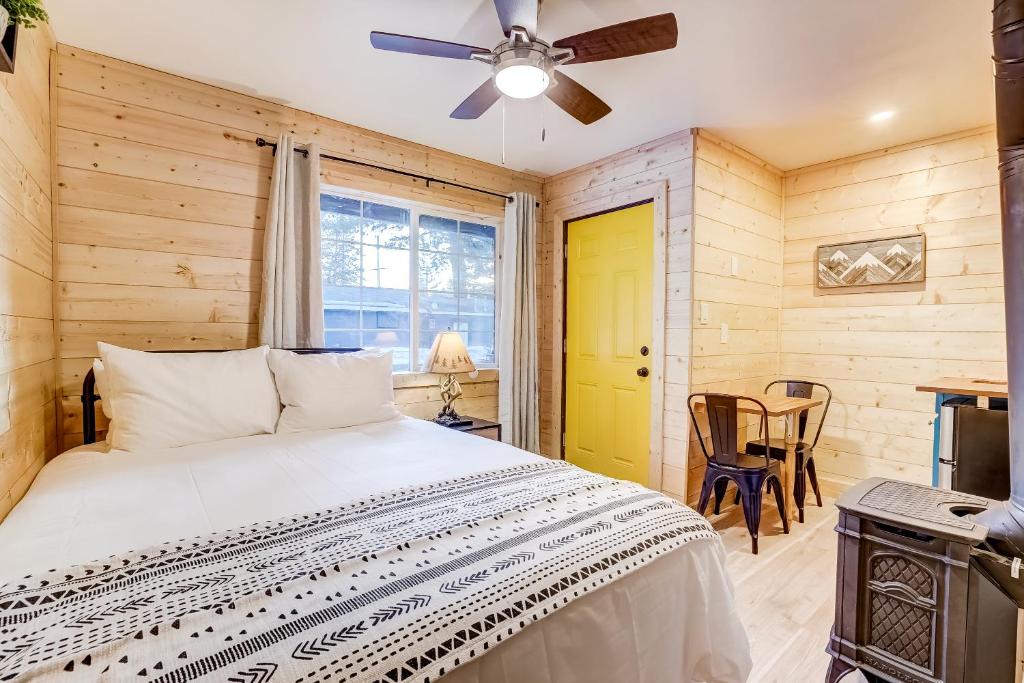 Postel nebo postele na pokoji v ubytování Tahoe Mountain Inn
