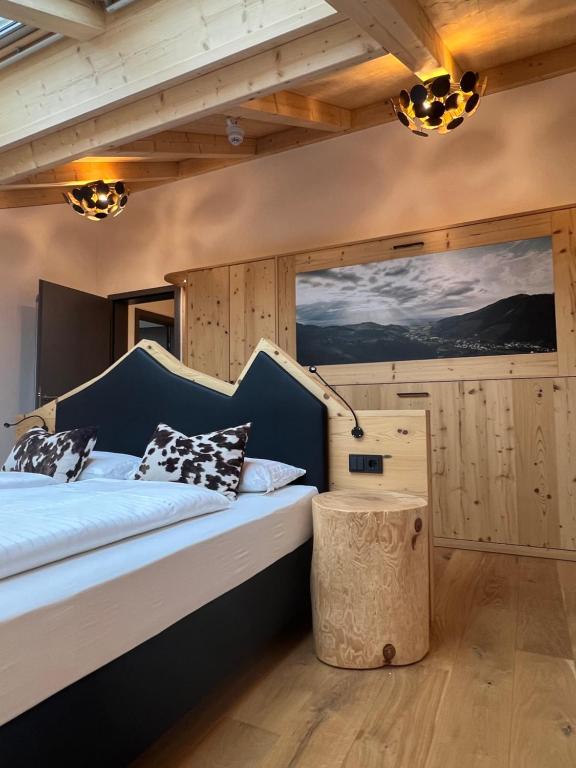Postel nebo postele na pokoji v ubytování Bergwelt Kandel Hotel & Eventlocation