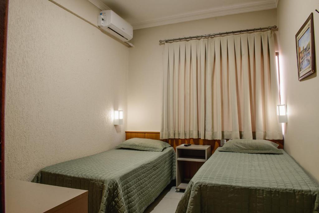 Postel nebo postele na pokoji v ubytování Hotel Trevo Cascavel