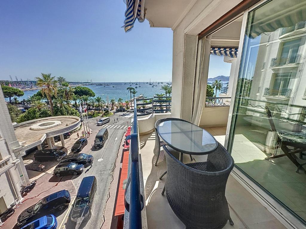 un balcon d'un immeuble avec vue sur une rue dans l'établissement Luxury 1 bedroom Croisette Martinez direct sea view 241, à Cannes