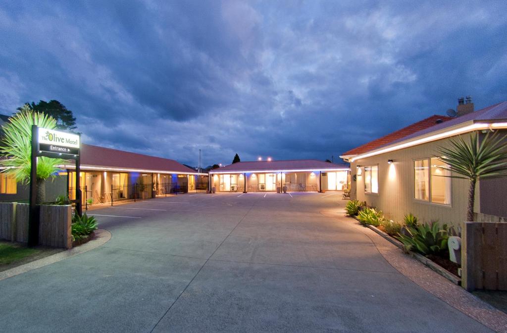 an empty parking lot in front of a motel at The Olive Motel in Coromandel Town