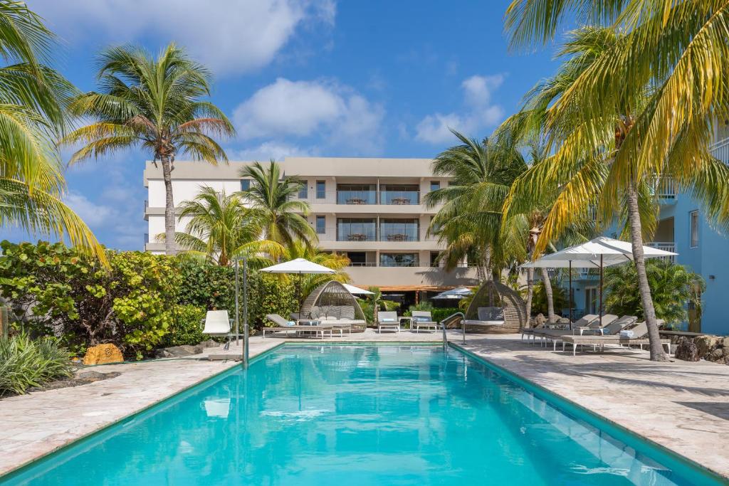 Bazén v ubytování Dolphin Suites & Wellness Curacao nebo v jeho okolí