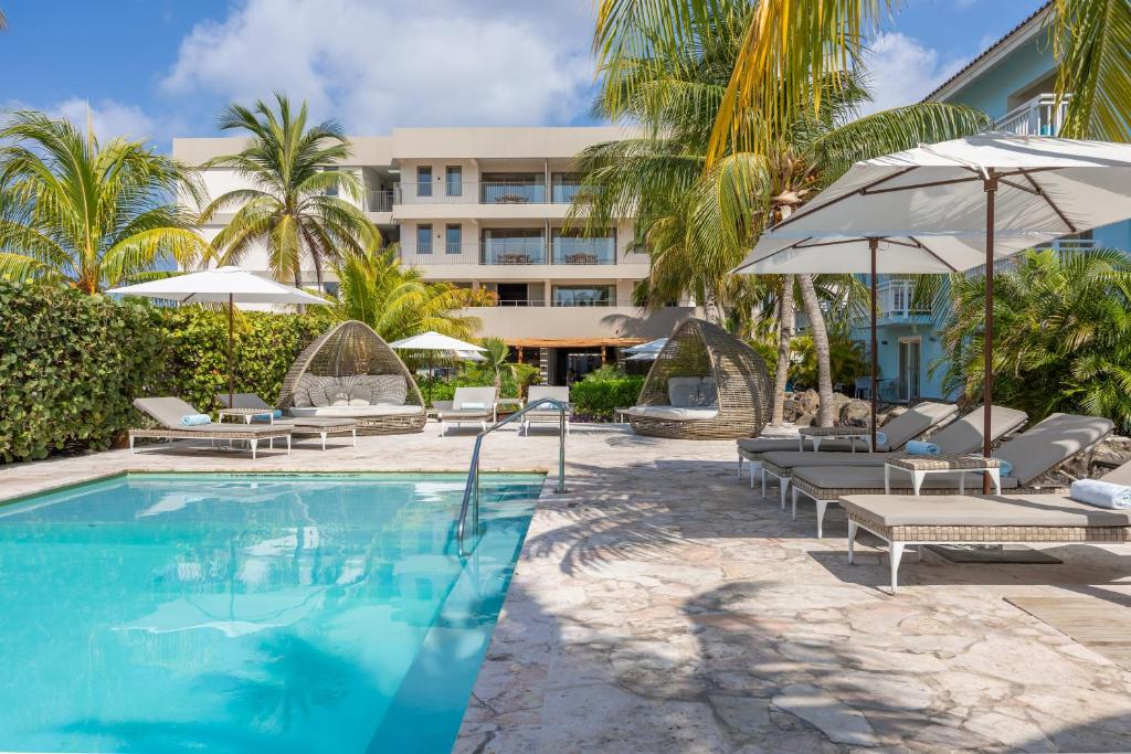 Bazén v ubytování Dolphin Suites & Wellness Curacao nebo v jeho okolí