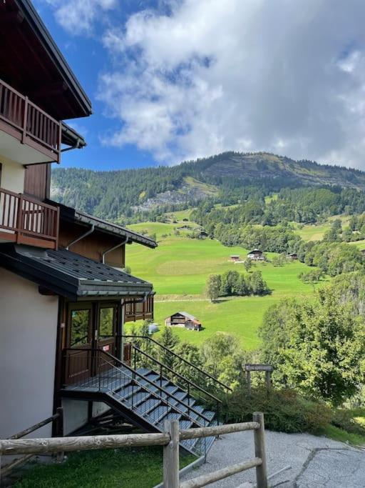 - un bâtiment avec des escaliers et une vue sur la montagne dans l'établissement Appt 4 pers, pied des pistes, à Flumet