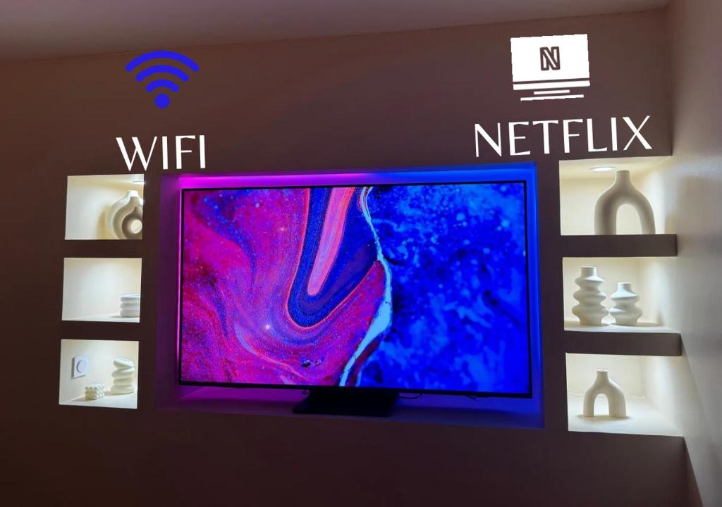 - une télévision à écran plat sur un mur avec un panneau netflix dans l'établissement Appartement en résidence - PAU, à Pau