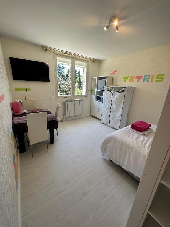 Postel nebo postele na pokoji v ubytování Chambre Familiale Tetris