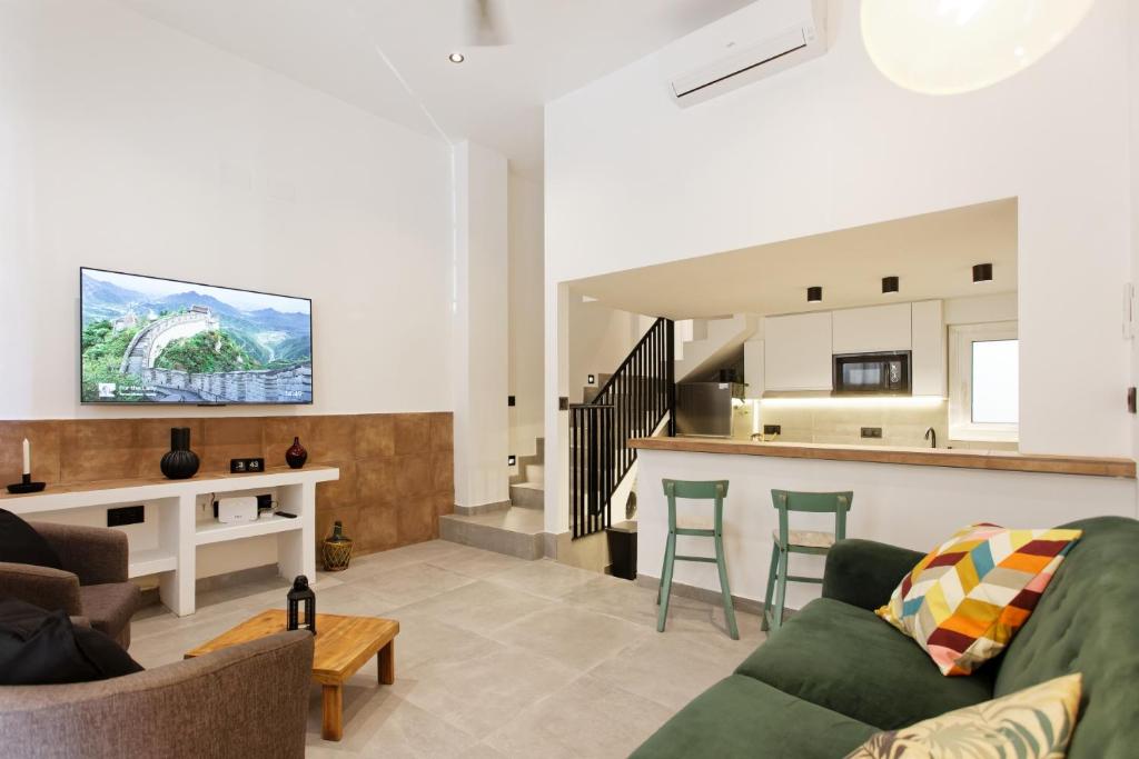 una sala de estar con un sofá y una mesa en Mediterranean Bliss, en Sant Adrià de Besòs
