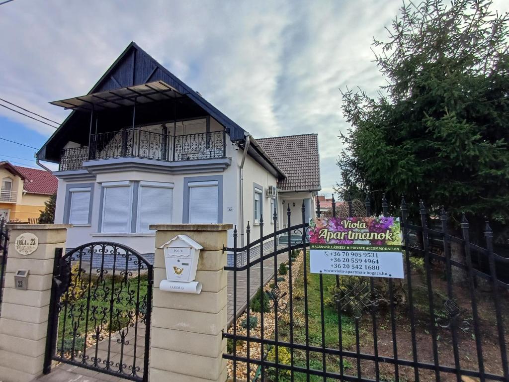 Budynek, w którym mieści się apartament