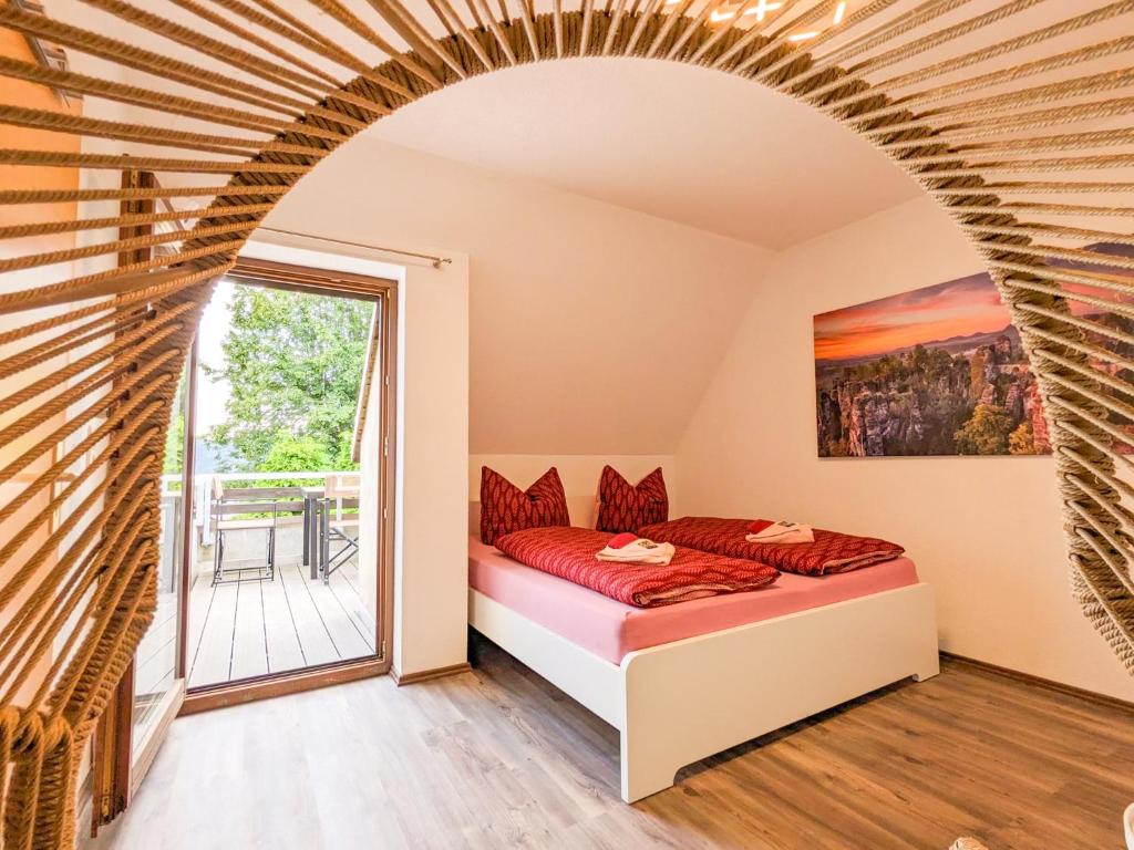 Postel nebo postele na pokoji v ubytování B6 - Urlaubsmagie - Inmitten der Sächsischen Schweiz mit Balkon mit Ausblick auf die Sandsteine