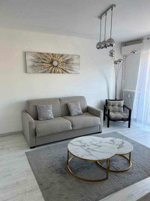 un salon avec un canapé et une table basse dans l'établissement Marble elegancy in Cannes center, à Cannes