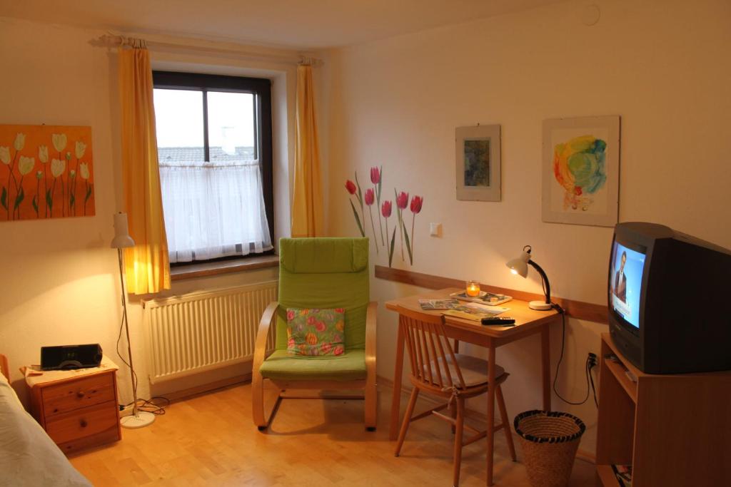 Televízia a/alebo spoločenská miestnosť v ubytovaní Haus Linda